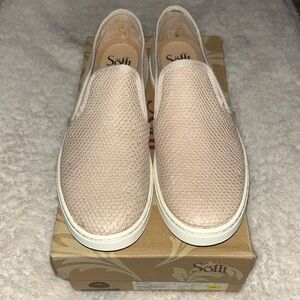 GIFTABLE NIB Sofft Somers Sneaker in Blush